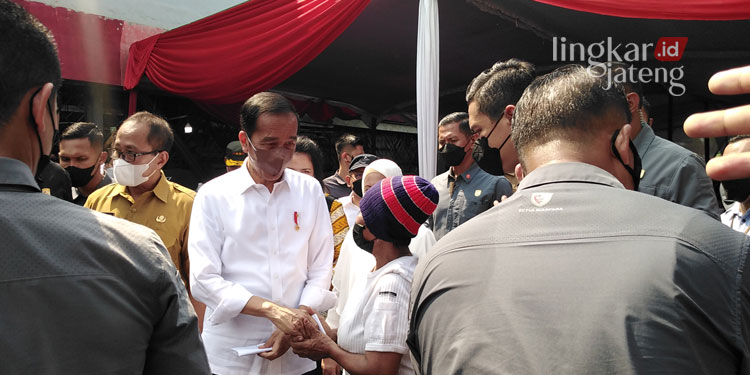 KUNJUNGAN: Presiden RI Joko Widodo memberikan bantuan sosial kepada salah satu warga yang berada di Pasar Peterongan, Semarang, Selasa (05/07). (Wahyu Indriyati/Lingkarjateng.id)