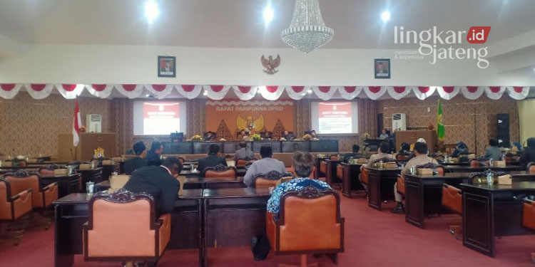 RAPAT: Suasana rapat paripurna Dewan Perwakilan Rakyat Daerah (DPRD) Kabupaten Kendal pada Kamis, 14 Juli 2022. (Unggul Priambodo/Lingkarjateng.id)