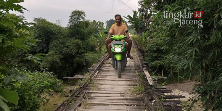 RUSAK: Jembatan rusak di Desa Bandungharjo, Kecamatan Toroh, Kabupaten Grobogan. (Muhamad Ansori/Lingkarjateng.id)