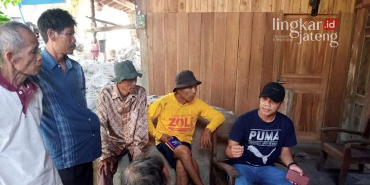 MENEGUR: Sejumlah warga saat didatangi aparat lantaran memasang poster saat kedatangan Bupati Semarang dan Komisi V DPR RI di Desa Penawangan, Kecamatan Pringapus Kabupaten Semarang. (Adimungkas/Lingkarjateng.id)