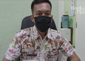 MENERANGKAN: Kepala Bidang Persampahan dan Pertamanan Dinas Lingkungan Hidup (DLH) Kabupaten Pati, Ragil Nur Wahyudi saat ditemui di ruang kerjanya, Kamis (07/07). (Arif Febriyanto/Lingkarjateng.id)