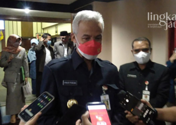 MENJAWAB PERTANYAAN: Gubernur Jawa Tengah, Ganjar Pranowo saat ditemui awak media usai rapat paripurna di Gedung Berlian DPRD Jateng, Rabu (06/07). (Wahyu Indriyati/Lingkarjateng.id)