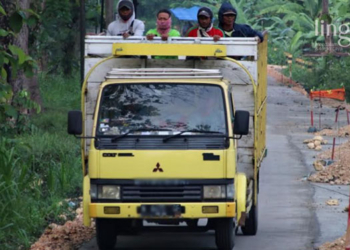 MELINTAS: Truk melintas di Jalan Ngliron-Kalisari, Kabupaten Blora. (Dok. Pemkab Blora/Lingkarjateng.id)
