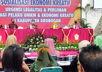 SOSIALISASI: Sekda Kabupaten Grobogan, Sumarsono saat menyampaikan materi dalam sosialisasi ekonomi kreatif bagi pelaku UMKM untuk memiliki izin usaha resmi, Kamis (07/07). (Muhamad Ansori/Lingkarjateng.id)