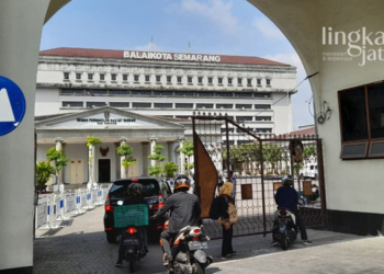 POTRET: Sejumlah ASN Pemkot Semarang menggunakan layanan ojek online, Balai Kota Semarang. (Adimungkas/Lingkarjateng.id)