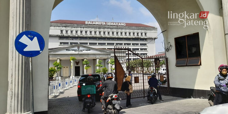 POTRET: Sejumlah ASN Pemkot Semarang menggunakan layanan ojek online, Balai Kota Semarang. (Adimungkas/Lingkarjateng.id)