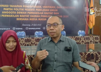 MENERANGKAN: Ketua KPU Jawa Tengah, Paulus Widyantoro (kanan) saat memberikan keterangan tahapan pemilu 2024 didampingi oleh Kabid Teknis, Putnawati (kiri) di Gedung KPU Jateng, baru-baru ini. (Adimungkas/Lingkarjateng.id)