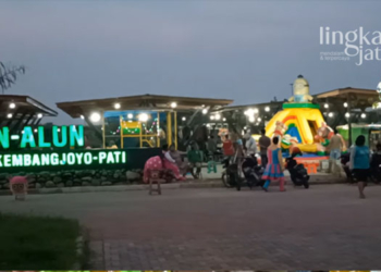 POTRET: Suasana Alun-Alun Kembangjoyo, Kelurahan Kalidoro, Kecamatan Pati, Kabupaten Pati saat menjelang petang. (Arif Febriyanto/Lingkarjateng.id)