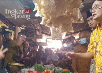 MENINJAU: Wakil Menteri Perdagangan RI, Jerry Sambuaga dan Bupati Kendal, Dico Ganinduto meninjau harga bahan pokok di pasar tradisional Kendal. (Unggul Priambodo/Lingkarjateng.id)