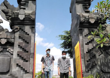 POTRET: Pengunjung wisata di Pura Agung Giri Natha Semarang menikmati keindahan tempat ibadah yang kini resmi menjadi tempat wisata. (Wahyu Indriyati/Lingkarjateng.id)