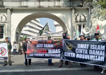 AKSI: Sejumlah aktivis Forum Pecinta Umat Ulama dan Habaib di Jawa Tengah menggelar aksi unjuk rasa menuntut Holywings ditutup secara permanen di Balai Kota Semarang. (Adimungkas/Lingkarjateng.id)