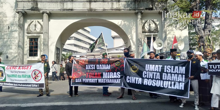 AKSI: Sejumlah aktivis Forum Pecinta Umat Ulama dan Habaib di Jawa Tengah menggelar aksi unjuk rasa menuntut Holywings ditutup secara permanen di Balai Kota Semarang. (Adimungkas/Lingkarjateng.id)