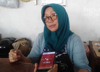 MENGELUH: Erni (53), pedagang Pasar Peterongan Kota Semarang mengeluhkan regulasi pergeseran lapak pasar yang terkesan tidak adil. (Adimungkas/Lingkarjateng.id)