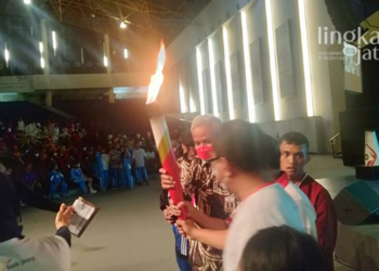 MEMBUKA: Obor PeSONas dipegang oleh Menpora, Zainudin Amal dan Gubernur Jawa Tengah, Ganjar Pranowo sebagai tanda pembukaan PeSONas 2022. (Adimungkas/Lingkarjateng.id)