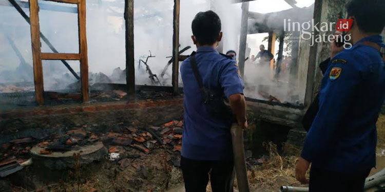 MEMADAMKAN: Tim Damkar memadamkan api rumah milik warga Desa Nglinduk, Kecamatan Gabus, Kabupaten Grobogan yang terbakar pada Selasa (05/07). (Muhamad Ansori/Lingkarjateng.id)