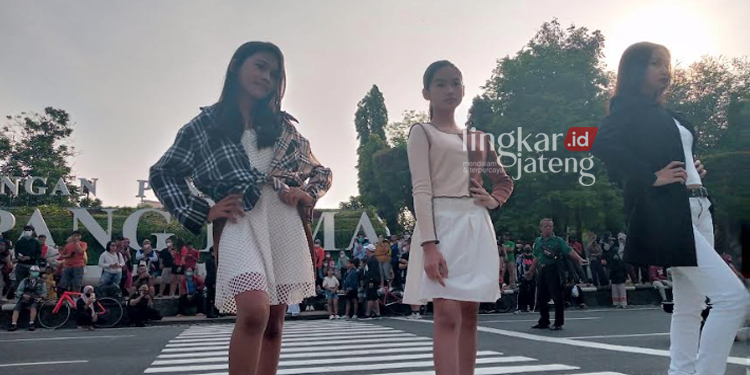 FASHION WEEK: Model-model penuh percaya diri berjalan di zebra cross saat Car Free Day di Simpang Lima Kota Semarang pada Minggu 31 Juli 2022. (Wahyu Indriyati - Koran Lingkar)