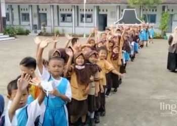 CERIA: Siswa didik baru di SD 2 Jojo saat akan mengikuti kegiatan pengenalan lingkungan sekolah dengan jalan sehat, Sabtu (16/7).