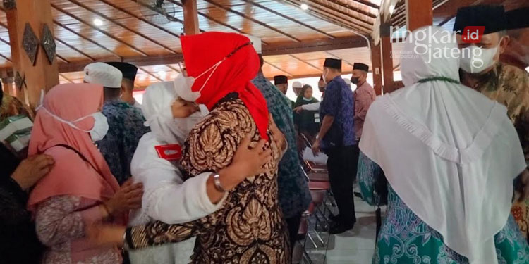 SYUKUR: Bupati Grobogan, Sri Sumarni berpelukan dengan jamaah haji dalam acara Tasyakuran Jamaah Haji di Pendopo Kabupaten Grobogan pada Selasa, 26 Juli 2022. (Muhamad Ansori/Lingkarjateng.id)