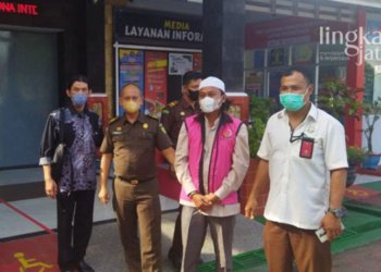 PENANGKAPAN: Petugas dari Kejari Grobogan membawa tersangka inisial SES ke LAPAS Kelas II B Purwodadi, Senin (04/07). (Muhamad Ansori/Lingkarjateng.id)