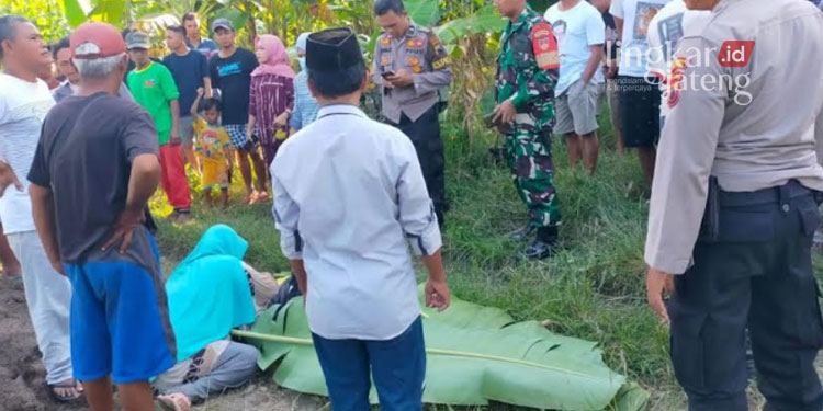 TEWAS TENGGELAM: Korban bernama Sahuri (38) warga Dukuh Kramat Selatan Kutoharjo berhasil dievakuasi setelah tenggelam di Sungai Blorong, Desa Darupono Kaliwungu Selatan, Kabupaten Kendal. (Unggul Priambodo/Lingkarjateng.id)
