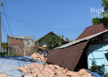 BERCECERAN: Sak semen berceceran dan menimpa rumah milik warga RT 4 RW 1 Dukuh Jambu, Desa Karangayu, Kecamatan Cepiring, Kabupaten Kendal. (Unggul Priambodo/Lingkarjateng.id)