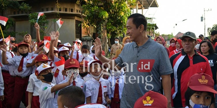 MEMBAUR: Wali kota Semarang Hendrar Prihadi menyapa para siswa saat menyambangi SD Srondol Kulon Semarang. (Adimungkas/Koran Lingkar/Lingkarjateng.id)