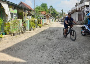 RUSAK: Kondisi Jalan Malio Mbloro, Kelurahan Jetis, Kabupaten Blora yang mengalami kerusakan dan belum ada perbaikan. (Lilik Yuliantoro/Lingkarjateng.id)