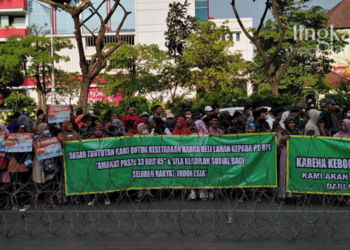 DEMONSTRASI: Aksi demonstrasi digelar oleh warga terdampak pembangunan PLTU Batang di depan Gedung DPRD Jateng, Kamis (30/06). (Wahyu Indriyati/Lingkarjateng.id)