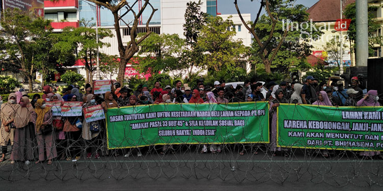DEMONSTRASI: Aksi demonstrasi digelar oleh warga terdampak pembangunan PLTU Batang di depan Gedung DPRD Jateng, Kamis (30/06). (Wahyu Indriyati/Lingkarjateng.id)
