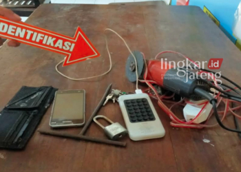 PENCURIAN: Barang bukti dari pelaku pencurian kotak kebersihan Masjid Darussalam, Desa Tendas, Tayu, Minggu 31 Juli 2022. (Arif Febriyanto - Lingkarjateng.id)