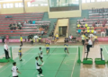 BERTANDING: Para atlet bertanding dalam Kejuaraan Nasional Sepak Takraw PSTI Kendal Cup 2022 di Gor Bahurekso, Kendal pada Sabtu, 27 Agustus 2022. (Dok. Lingkar TV/Lingkarjateng.id)