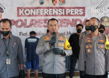 MENJELASKAN: Kapolres Kendal, AKBP Jamal Alam memimpin konferensi pers pengungkapan kasus tawuran di Dukuh Krajan, Desa Plantaran Kaliwungu Selatan pada Selasa, 16 Agustus 2022. (Istimewa/Lingkarjateng.id)