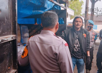 MENUNJUKKAN: Kasat Reskrim Polres Pati, AKP Ghala Rimba Doa Sirrang menunjukan barang bukti kasus penyelewengan BBM bersubsidi saat gelar perkara pada Selasa, 30 Agustus 2022. (Arif Febriyanto/Lingkarjateng.id)