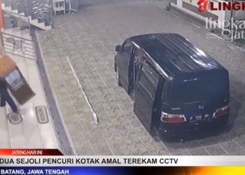 2 Sejoli Curi Kotak Amal di Masjid Batang Terekam CCTV, Polisi Kantongi Identitas Pelaku 30 TEREKAM CCTV: Aksi pencurian kotak amal di Masjid Al Falah, Desa Watesalit, Kecamatan Batang, Kabupaten Batang. (Dok. Lingkar TV/Lingkarjateng.id)