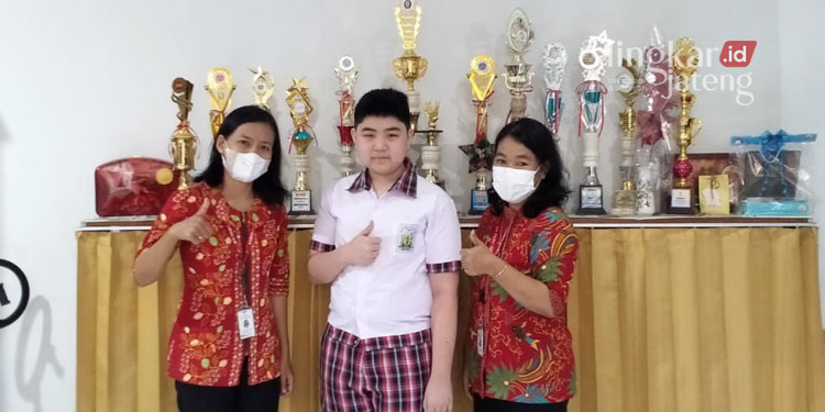 MENJUARAI: Siswa SD Cahaya Nur Kudus, Lionel Wijaya meraih medali emas kategori mata pelajaran matematika di ajang OSN SD 2022. (Nisa Hafizhotus Syarifa/Lingkarjateng.id)