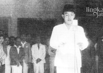 MEMBACA: Ir.Soekarno saat membacakan teks proklamasi kemerdekaan Indonesia. (Tangkapan Layar/Youtube Perumusan Naskah Proklamasi Kemerdekaan RI)