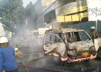 MEMADAMKAN: Personel Damkar Kota Semarang saat memadamkan kobaran api pada mobil angkutan di jalan Siliwangi, Kota Semarang pada Rabu, 24 Agustus 2022. (Adimungkas/Lingkarjateng.id)
