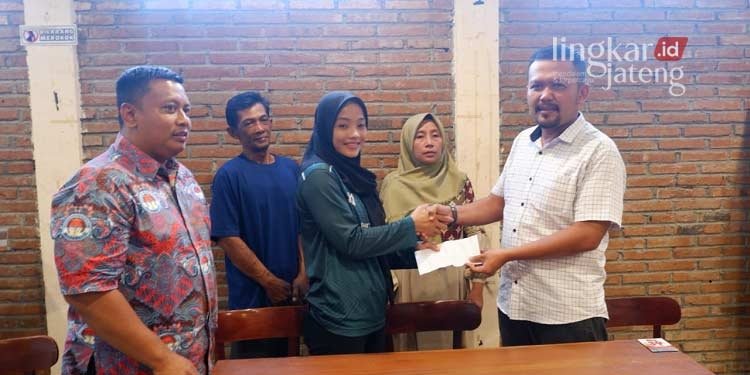 Apresiasi Safira, Gerindra Kudus Serahkan Bonus Uang Tunai