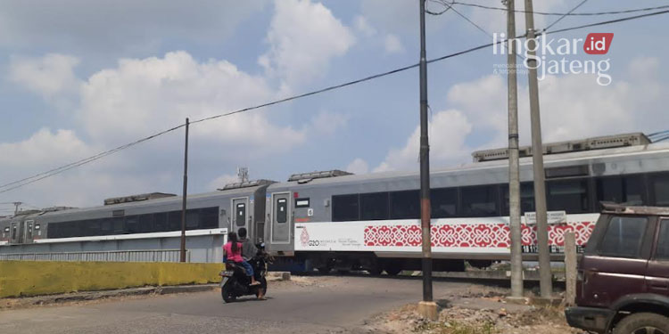 MENEGANGKAN: Suasana perlintasan rel kereta api di Jalan Cilosari Dalam, Kemijen Semarang Timur, Kota Semarang. (Adimungkas/Lingkarjateng.id)