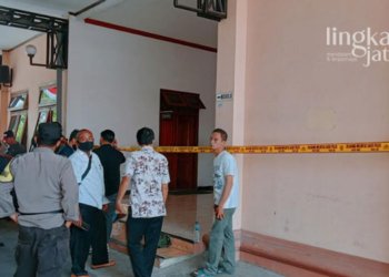 MENYELIDIKI: Pihak Polres Pati melakukan penyelidikan olah TKP terhadap dokumen penting milik anggota DPRD Pati yang raib dicuri maling pada Kamis, 25 Agustus 2022. (Arif Febriyanto/Lingkarjateng.id)