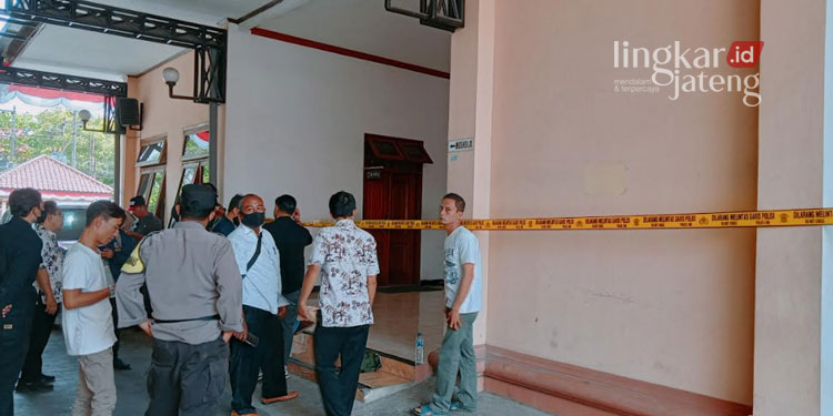 MENYELIDIKI: Pihak Polres Pati melakukan penyelidikan olah TKP terhadap dokumen penting milik anggota DPRD Pati yang raib dicuri maling pada Kamis, 25 Agustus 2022. (Arif Febriyanto/Lingkarjateng.id)
