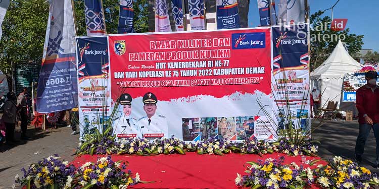 Bupati Eisti'anah Ajak Peserta Bazar Lariskan Produk UMKM Demak