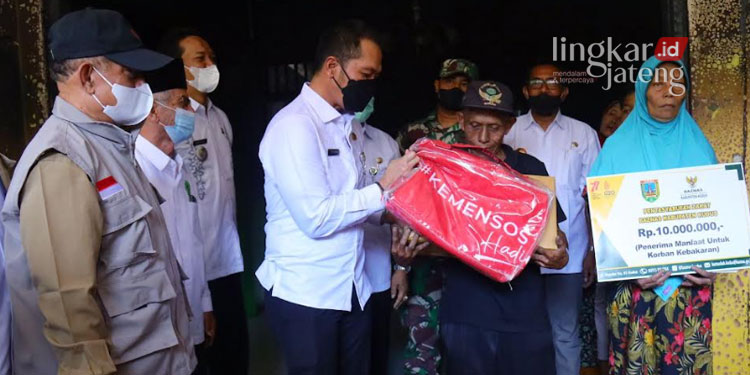 SIMBOLIS: Bupati Kudus HM Hartopo saat memberikan bantuan kepada korban kebakaran di RT 4 RW 5 Desa Ngembalrejo, Kecamatan Bae, Kabupaten Kudus pada Kamis, 11 Agustus 2022. (Nisa Hafizhotus S/Lingkarjateng.id)