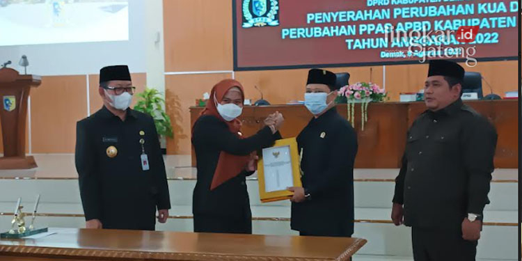 DPRD Demak Sepakati KUA dan PPAS APBD 2023 25 SIMBOLIS: Penyerahan nota Kesepakatan KUA-PPAS APBD Tahun Anggaran 2023 Kabupaten Demak pada Senin, 8 Agustus 2022. (Tomi Budiantoro/Lingkarjateng.id)