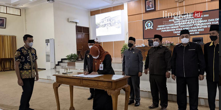 MENANDATANGANI: Ketua DPRD Demak, Sri Fahrudin Bisri Slamet dan Bupati Eisti’anah menandatangani nota persetujuan perubahan KUA dan PPAS APBD Demak tahun anggaran 2022 pada Selasa, 23 Agustus 2022. (Tomi Budianto/Lingkarjateng.id)