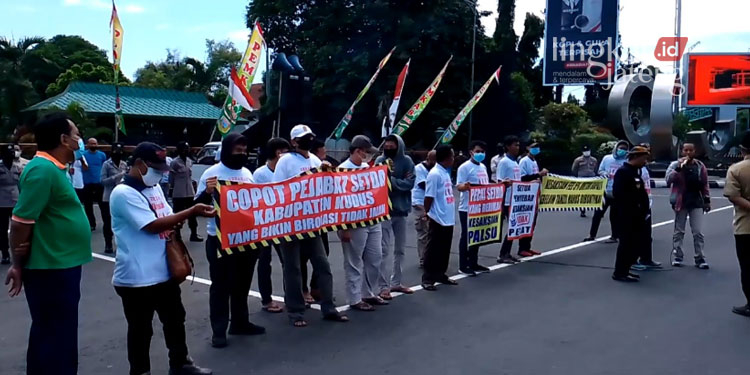 DEMONSTRASI: Solidaritas Rakyat Akar Rumput menggelar aksi unjuk rasa menuntut Sekda Kudus, Sam’ani Intakoris dicopot dari jabatannya pada Jumat, 26 Agustus 2022. (Dok. Lingkar TV/Lingkarjateng.id)