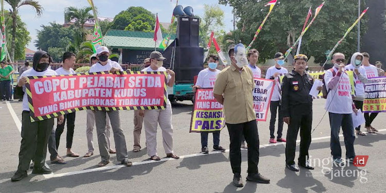 AKSI: Gerakan Aliansi Solidaritas Rakyat Akar Rumput saat menggelar aksi menuntut pencopotan Sekda Kudus di depan Pendopo Kabupaten Kudus, Jumat (26/8).