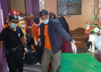 EVAKUASI: Tim SAR Gabungan mengevakuasi korban yang menceburkan diri ke sumur di ukuh Kembang, Kelurahan Jinggotan Kecamatan Kembang, Kabupaten Jepara pada Minggu, 21 Agustus 2022. (Istimewa/Lingkarjateng.id)