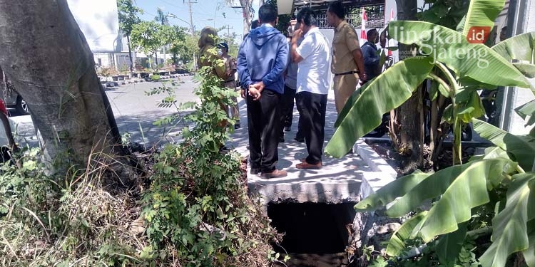 Diduga Sebabkan Banjir, Newton Boulevard Residence Semarang Diprotes Warga 25 PENINJAUAN: Pihak kelurahan dan warga saat melakukan audiensi di atas saluran air tertutup beton terkait Newton Boulevard Residence. (Adimungkas/Lingkarjateng.id)