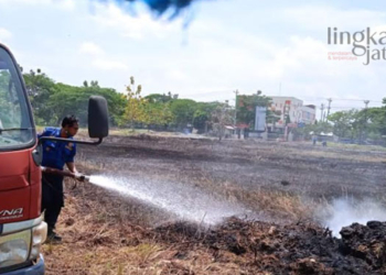 PEMADAMAN: Tim Damkar Grobogan saat memadamkan api di lahan milik PLN Purwodadi pada Selasa, 30 Agustus 2022. (Muhamad Ansori/Lingkarjateng.id)